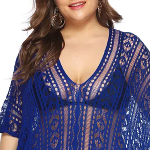 Detalle de la bata de playa azul real con cuello en V y textura de encaje calado
