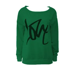 Detailansicht des abstrakten LOVE-Aufdrucks auf einem grünen schulterfreien Damen-Sweatshirt.