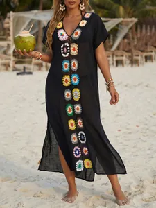 Transparante zwarte strandjurk met levendige handgehaakte bloemen-patchwork details