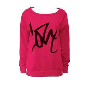 Detailansicht des LOVE-Aufdrucks auf einem pinken schulterfreien Langarm-Sweatshirt