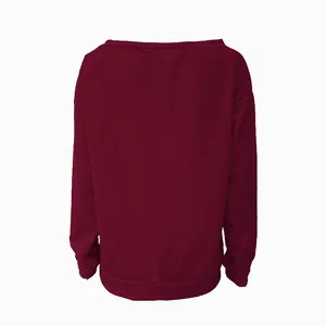 Detaillierte Rückansicht eines weinroten Langarm-Sweatshirts mit schulterfreiem Design
