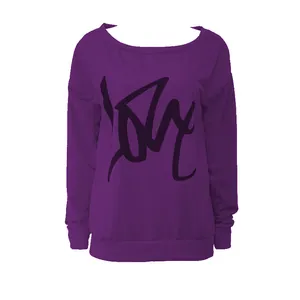 Detailansicht lila Sweatshirt mit stilisiertem LOVE-Aufdruck und schulterfreiem Ausschnitt