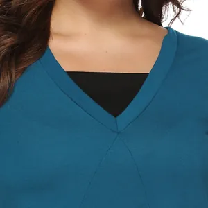 Detailaufnahme des V-Ausschnitts eines blauen Kleides im Lagen-Look mit Schwarz