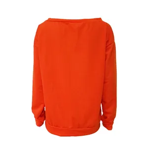Rückansicht eines leuchtend orangefarbenen Langarm-Sweatshirts mit schulterfreiem Ausschnitt