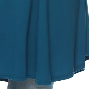 Nahaufnahme des blaugrünen Stoffes und der unregelmäßigen Saumnaht eines Kleides.