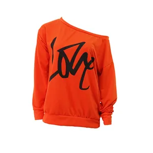 Nahaufnahme eines hellorangen Off-the-Shoulder-Sweatshirts mit schwarzem LOVE-Aufdruck