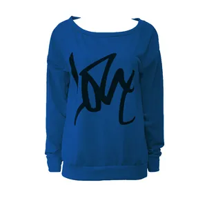 Blaue Sweatshirt-Detailaufnahme mit schwarzem LOVE-Print und Off-Shoulder-Ausschnitt
