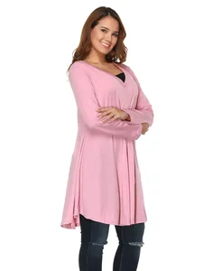 Detailansicht einer rosa Tunika mit V-Ausschnitt, langem Arm und unregelmäßigem Saum.