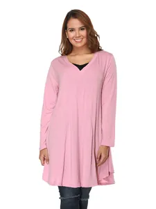 Detailansicht eines rosa Langarm-Tunika-Kleides in Übergröße mit V-Ausschnitt Design