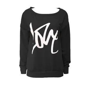 Detailansicht eines schwarzen schulterfreien Sweatshirts mit weißem Love-Buchstaben-Druck