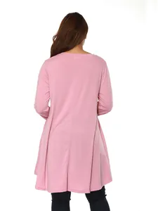 Rückansicht eines rosa langärmeligen Tunika-Kleides mit lockerem und fließendem Schnitt