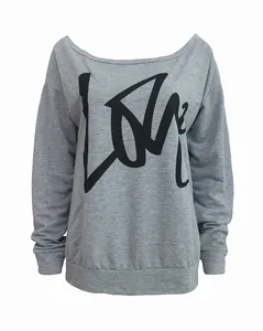 Vorderansicht eines grauen schulterfreien Sweatshirts mit großem schwarzem 'LOVE'-Aufdruck