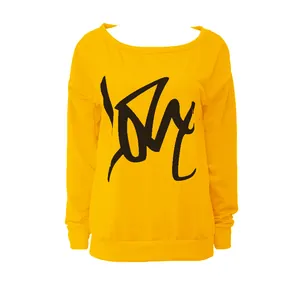 Detailansicht eines gelben schulterfreien Sweatshirts mit schwarzem LOVE-Aufdruck