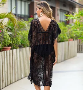 Detalle del cubre bikini de encaje negro transparente con bordado floral delicado.