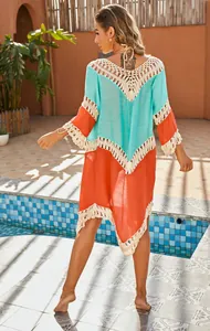 Bohemischer Strand-Überwurf im Color-Block-Design mit Häkelspitze und Fransen.