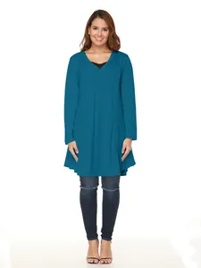 Detailansicht des eleganten V-Ausschnitts und des Lagen-Designs dieses pfauenblauen Kleides