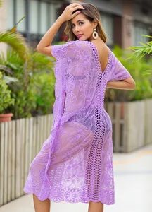 Vista detallada de un encubrimiento de bikini de encaje morado transparente, espalda en V