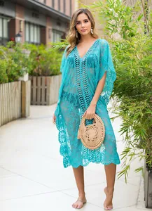Vestido de playa de encaje turquesa transparente con cuello en V y detalles bordados