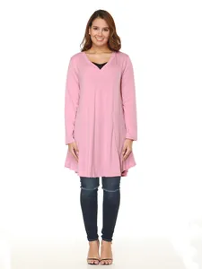 Detailansicht rosa Langarmkleid mit V-Ausschnitt und unregelmäßigem Saum Plus Size