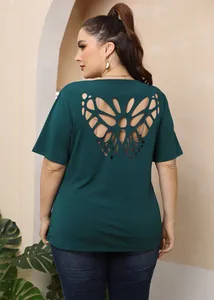 Κοντινό πλάνο σκούρου πράσινου T-shirt μεγάλου μεγέθους με πλάτη σε σχήμα πεταλούδας