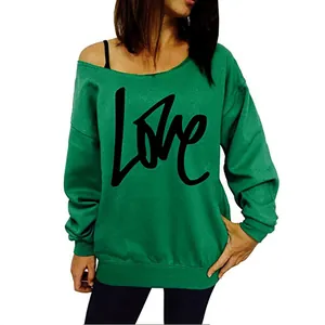 Sexydes Off-Shoulder-Sweatshirt in Grün mit markantem 'LOVE'-Schriftzug-Druck.