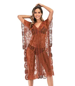 Vista frontal del vestido de playa de encaje marrón con cuello en V y detalles de crochet