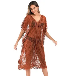 Detalle de túnica de playa de encaje floral marrón transparente para mujer