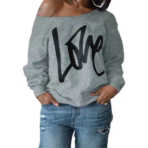 Sexueller schulterfreier grauer Pullover mit schwarzem LOVE-Buchstabenprint