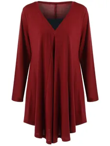 Detailansicht eines burgunderfarbenen Kleides mit V-Ausschnitt und asymmetrischem Saum.