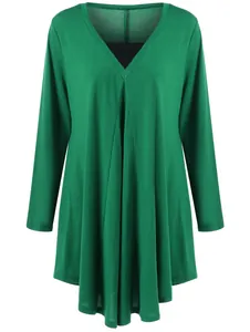 Elegantes grünes Langarmkleid mit V-Ausschnitt, unregelmäßigem Saum und Falten.