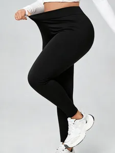 Nahaufnahme der hochelastischen schwarzen Leggings in Übergröße mit elastischem Bund