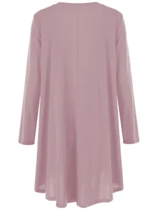 Detailansicht der Rückseite eines rosa Langarmkleides mit elegant ausgestelltem Saum.