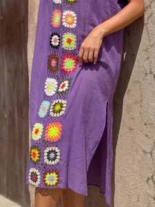 Paarse strandjurk met kleurrijk handgemaakt gehaakt bloemen-patchwork