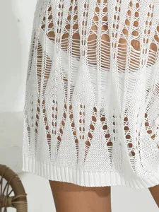Dettaglio del motivo in maglia traforata bianca sul copricostume sexy trasparente