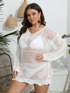 Dettaglio di un copricostume sexy in maglia bianca traforata per modelle taglie forti.