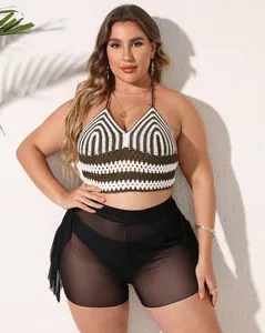 Pantaloncini da spiaggia sexy in rete nera trasparente taglie forti con volant su una modella
