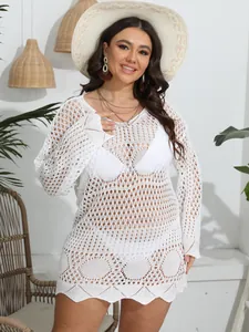 Elegante copricostume da spiaggia in crochet bianco con motivo a maglia traforata.