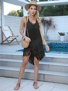 Elegante vestido playero negro con borlas y diseño de espalda descubierta sexy