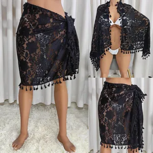 Vielseitiger schwarzer Strand-Sarong aus Spitze, als Rock und Schal mit Fransen-Details