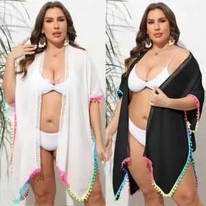 Comparaison de cache-maillot blanc et noir grande taille avec pompons colorés