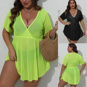 Λεπτομερής προβολή του beach cover-up σε μεγάλα μεγέθη με βαθύ V και ύφασμα δίχτυ