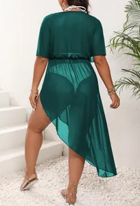 Vista trasera de un vestido de playa de malla verde de talla grande con dobladillo corto