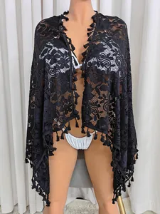 Nahaufnahme des schwarzen Spitzen-Strand-Cover-ups mit Blumenmustern und feinen Quasten