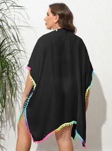 Vue arrière d'un cache-maillot noir grande taille avec bordure à pompons multicolores