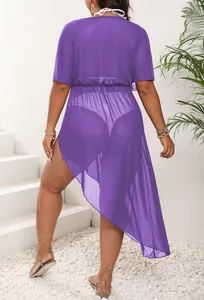 Vista trasera de vestido playero morado transparente con dobladillo irregular y cintura