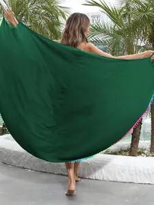 Dunkelgrüner multifunktionaler Strand-Sarong mit bunten Pompons und Bikini-Überwurf