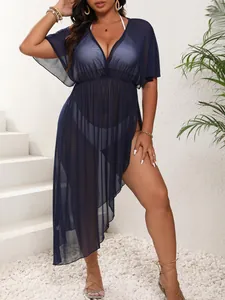 Vestido de playa de talla grande en malla azul oscuro con escote en V y dobladillo