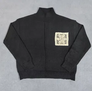 Gros plan d'un pull noir pour femme à col montant avec empiècement en crochet et paillettes