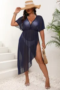 Detalle del vestido de playa transparente azul marino con cuello en V y abertura alta