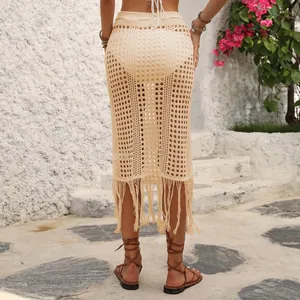 Vista trasera de falda playera de ganchillo beige con flecos y diseño calado